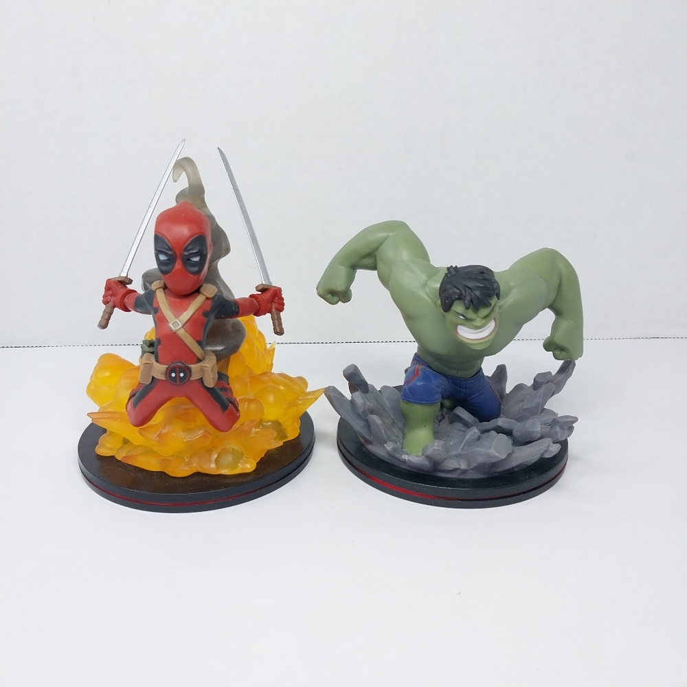 Marvel Action Figures The Hulk / Deadpool Q Fig On Stand Qmx Loot Crate Box